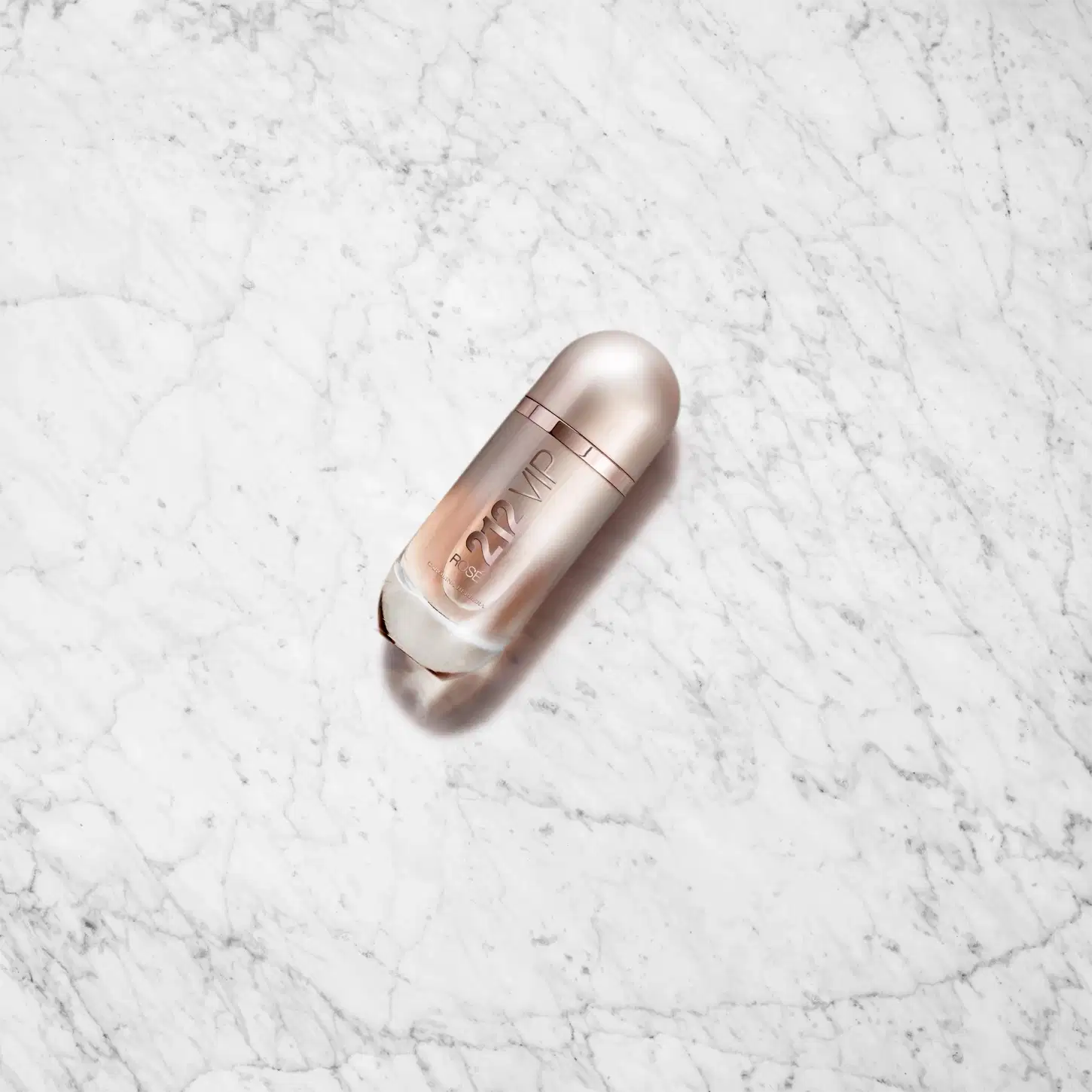 Frasco de perfume Carolina Herrera 212 VIP, com design elegante e minimalista em tons rosados, destacando o nome da marca e a numeração do produto.