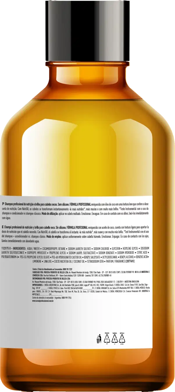 O item de perfumaria é um frasco de vidro âmbar com tampa preta. O rótulo exibe informações sobre o produto em diferentes idiomas. O líquido dentro do frasco possui uma coloração amarelo-dourada brilhante.