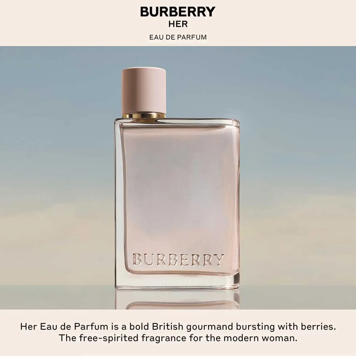 Frasco de perfume Burberry de cor rosa pálido com tampa dourada. O rótulo em destaque exibe o nome da marca "BURBERRY" em letras brancas.