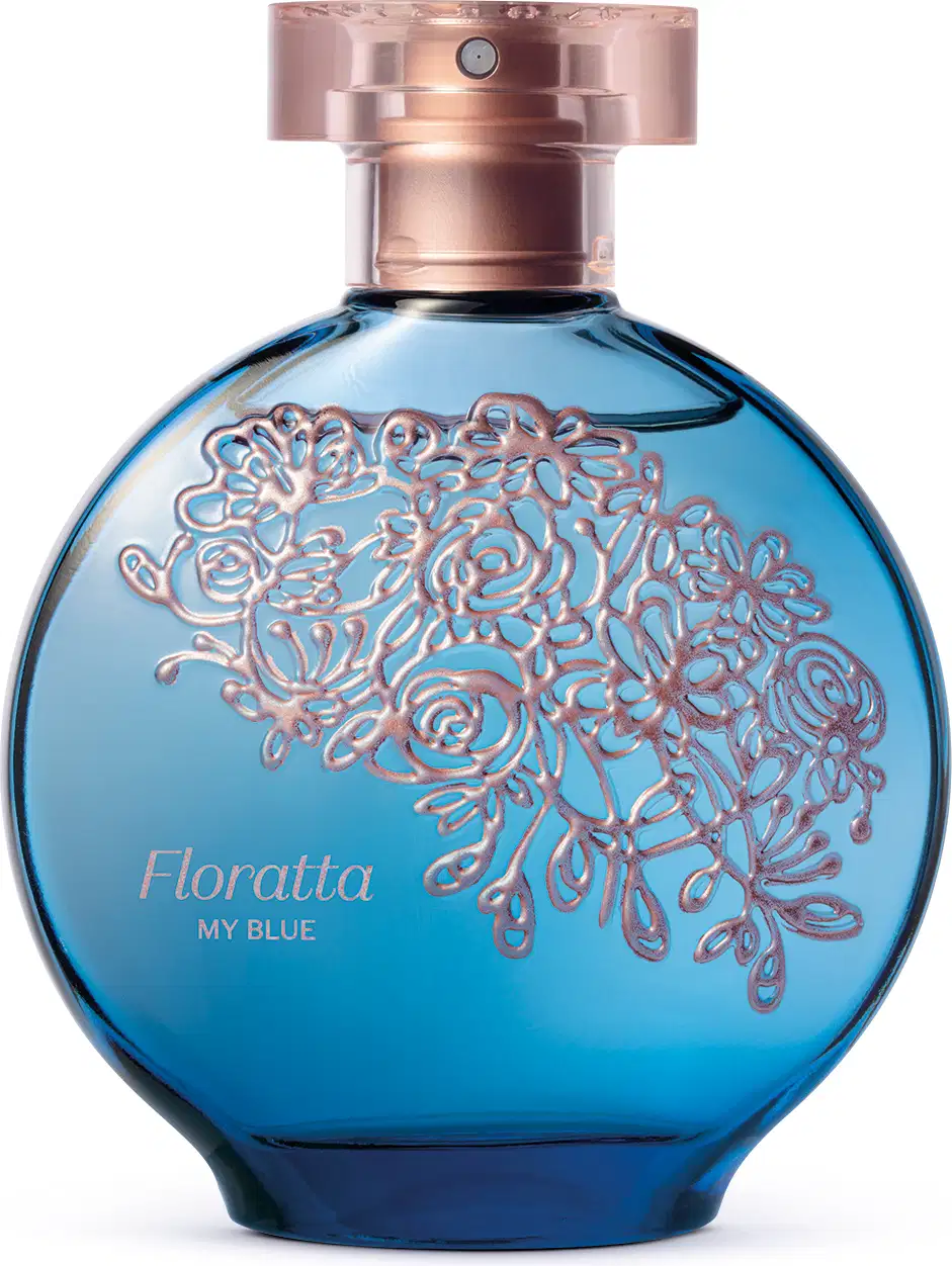 Perfume em frasco de vidro azul e rosa. O frasco tem formato arredondado com detalhes em rosa metálico formando um padrão floral na parte frontal. A tampa é rosa metálica. O rótulo indica "Floratta My Blue" na parte inferior do frasco.