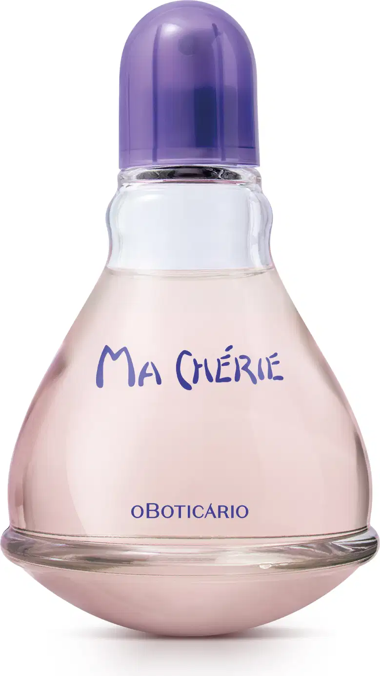 Vidro transparente com fundo arredondado, líquido rosa, tampa e letras azuis, contendo 100ml de desodorante colônia Ma Chérie.