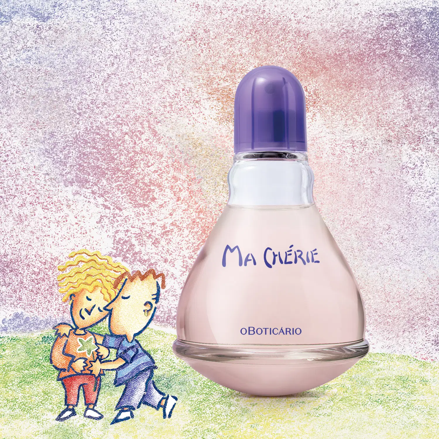 Vidro transparente com fundo arredondado, líquido rosa, tampa e letras azuis, contendo 100ml de desodorante colônia Ma Chérie sobre fundo glitter rosa e ilustração de duas crianças abraçadas em superfície com tons pastel.