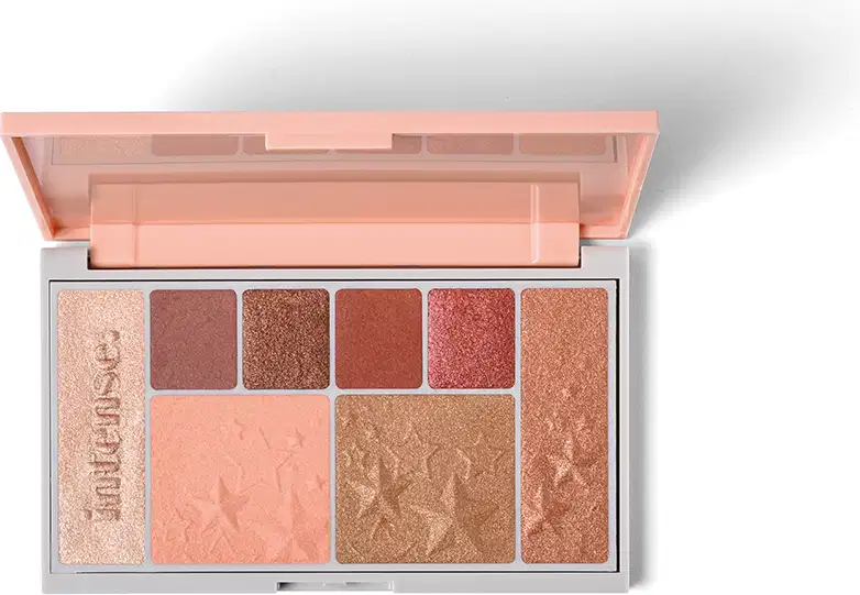 Paleta multifuncional #1 Rose da marca Intense em estojo cinza e rosa com espelho na tampa, contendo 12 tons em texturas mate e cintilante, variando entre bege, marrom, coral e dourado.
