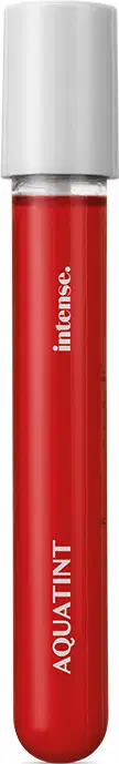Batom Líquido Aquatint em frasco cilíndrico com tampa branca, cor coral da marca Intense.