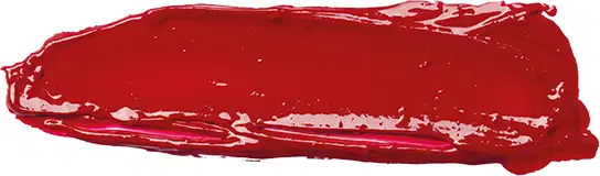 Amostra de textura de batom líquido em tom coral intenso com acabamento cremoso e brilhante, aplicado em traço horizontal sobre fundo branco.