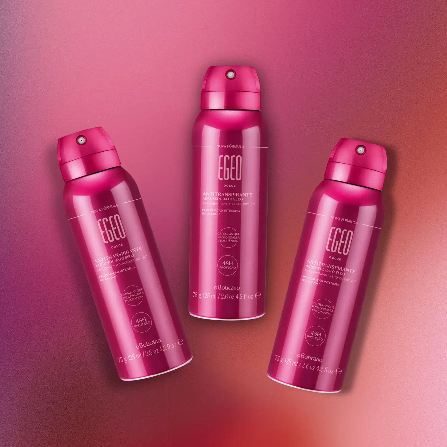 Três frascos rosa vibrante com letras em rosa claro contendo 125ml de desodorante antitranspirante aerossol Egeo Dolce, sobre fundo rosa.