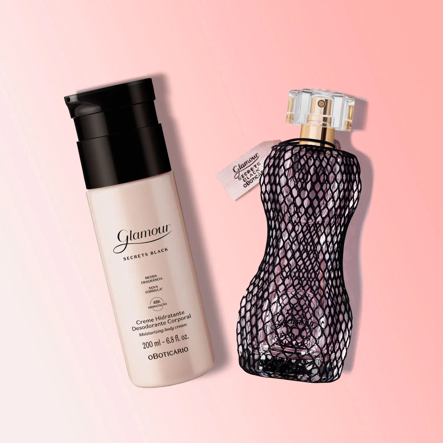 Dois itens Glamour Secrets Black, sendo um vidro curvilíneo com renda preta e borrifador dourado de desodorante colônia e um frasco branco com tampa e letras pretas de creme hidratante corporal sobre fundo rosa.