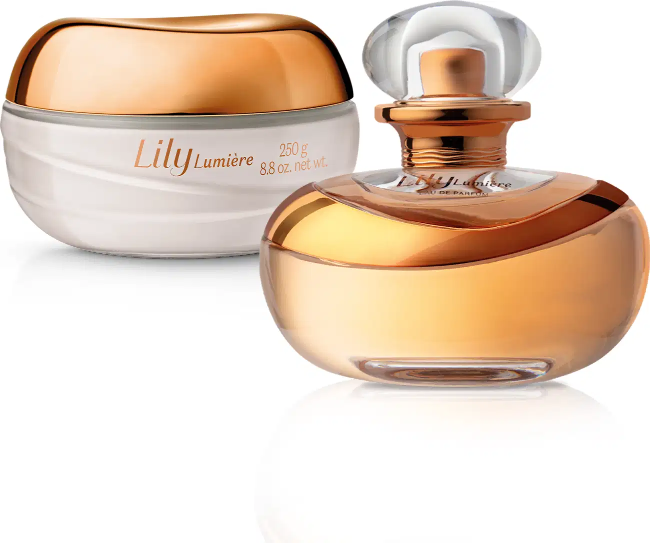 Dois itens Lily Lumière, sendo um vidro arredondado com detalhe dourado, líquido bege, e tampa cristal contendo 75ml de Eau de Parfum e pote com creme branco, tampa e letras douradas, contendo 250g de creme acetinado corporal.