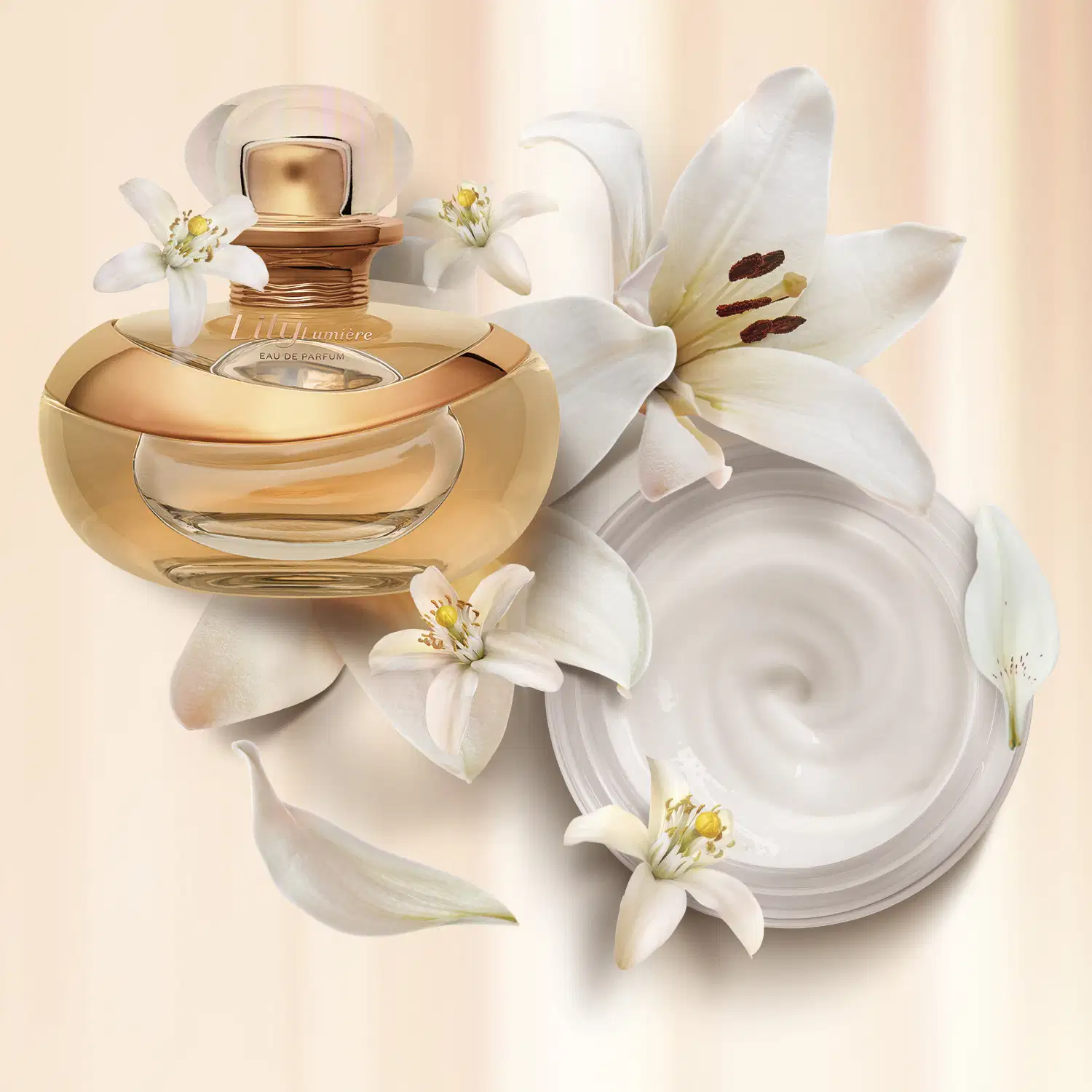 Dois itens Lily Lumière, sendo um vidro arredondado com detalhe dourado, líquido bege, e tampa cristal de Eau de Parfum e pote com creme branco, tampa e letras douradas de creme acetinado corporal sobre fundo listrado de bege e branco com flores brancas.