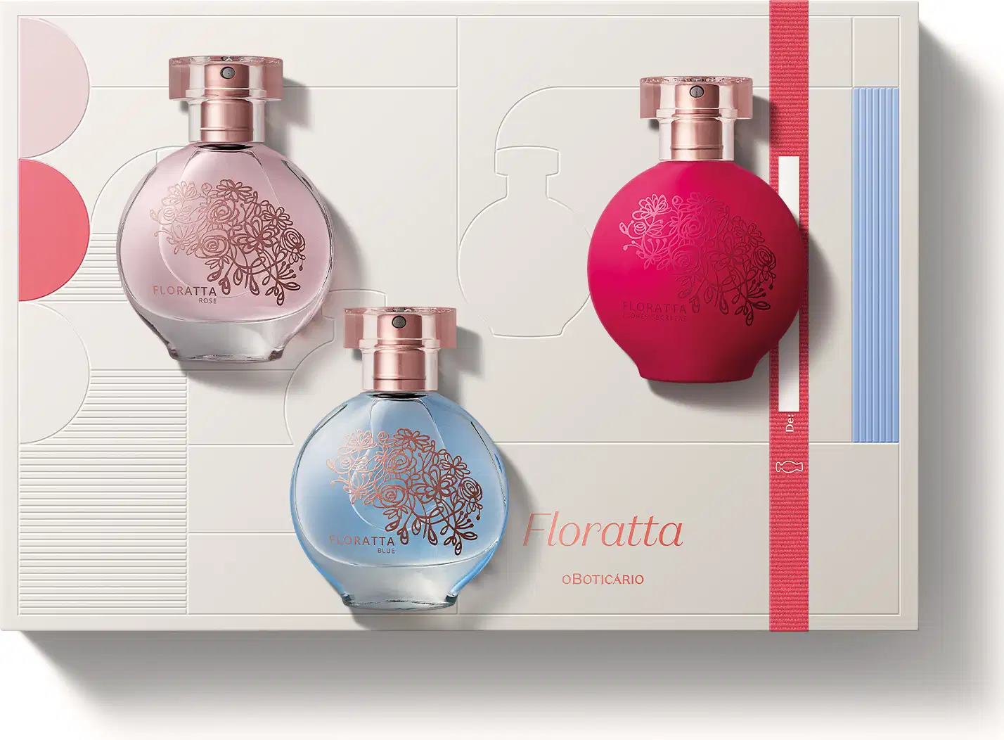 Três vidros redondos com florais em relevo, borrifador dourado e tampa cristal de desodorante colônia Floratta, sendo um rosa transparente da linha Rose, um azul transparente da linha Blue e um vermelho da linha Red, acompanhados de uma caixa de presente.