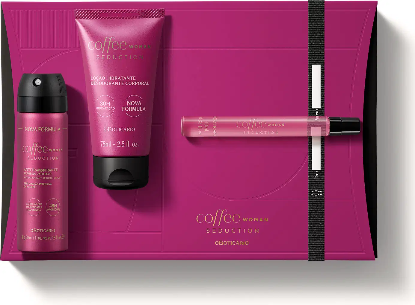Três itens Coffee Seduction em tons de roxo, preto e branco, sendo um frasco de desodorante antitranspirante aerossol, uma bisnaga de  loção hidratante corporal e um rasco cilíndrico transparente da fragrância, acompanhados de uma caixa de presente.