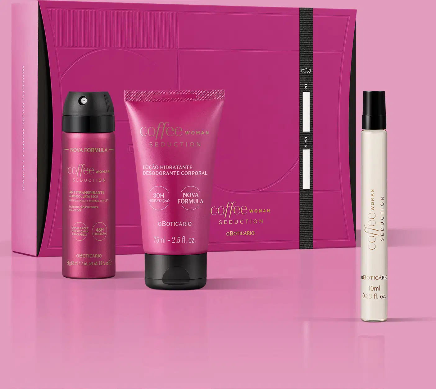 Três itens Coffee Seduction em roxo, preto e branco: frasco de desodorante antitranspirante aerossol, uma bisnaga de  loção hidratante corporal e um rasco cilíndrico transparente da fragrância, acompanhados de uma caixa de presente, sobre fundo lilás.