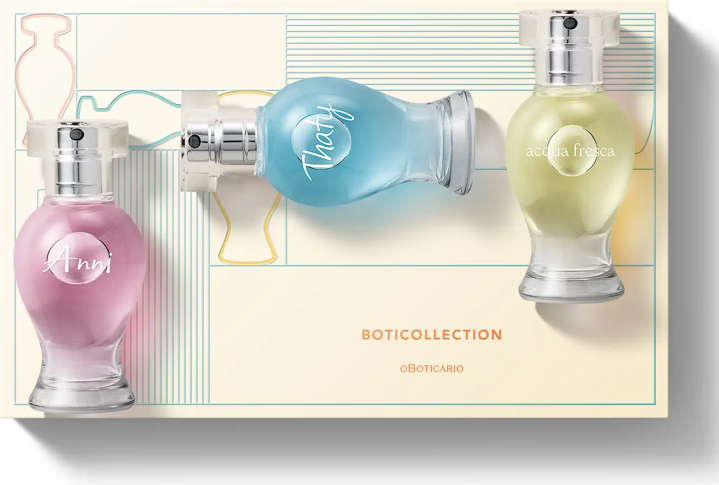 Três vidros curvilíneos com borrifador prateado e tampa cristal de desodorante colônia Boticollection em versão miniatura, sendo um da marca Anni, outro da marca Thaty e a outra da marca Acqua Fresca, junto com uma caixa de presente.