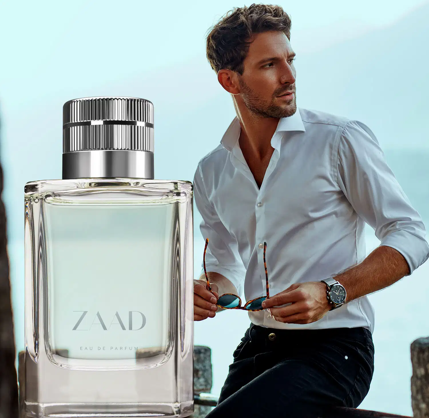 Vidro transparente com líquido cinza, tampa prateada e letras cinzas de Eau de Parfum Zaad ao lado da imagem de um homem segurando seus óculos escuros, usando camisa branca e calça preta, olhando para o lado.