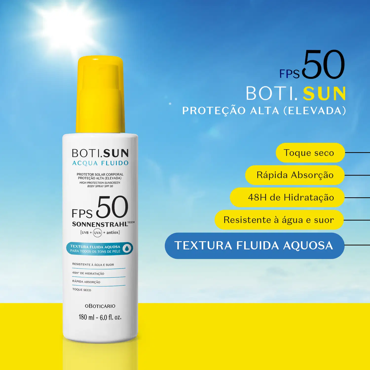 Frasco branco com tampa amarela de spray protetor solar corporal FPS 50 Acqua Fluído da marca Boti.Sun. posicionado em superfície amarela sob céu azul com sol intenso, acompanhado de etiquetas amarelas destacando características do produto.