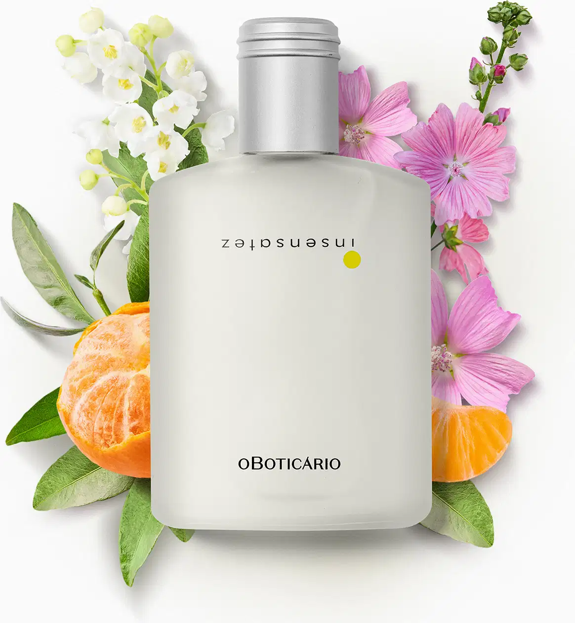 Vidro em formato quadrado transparente fosco com tampa prateada, letras pretas com detalhe laranja, contendo 100ml de desodorante colônia Insensatez, cercado por flores brancas, rosa e buquê verde, além de fatias de laranja em fundo branco.