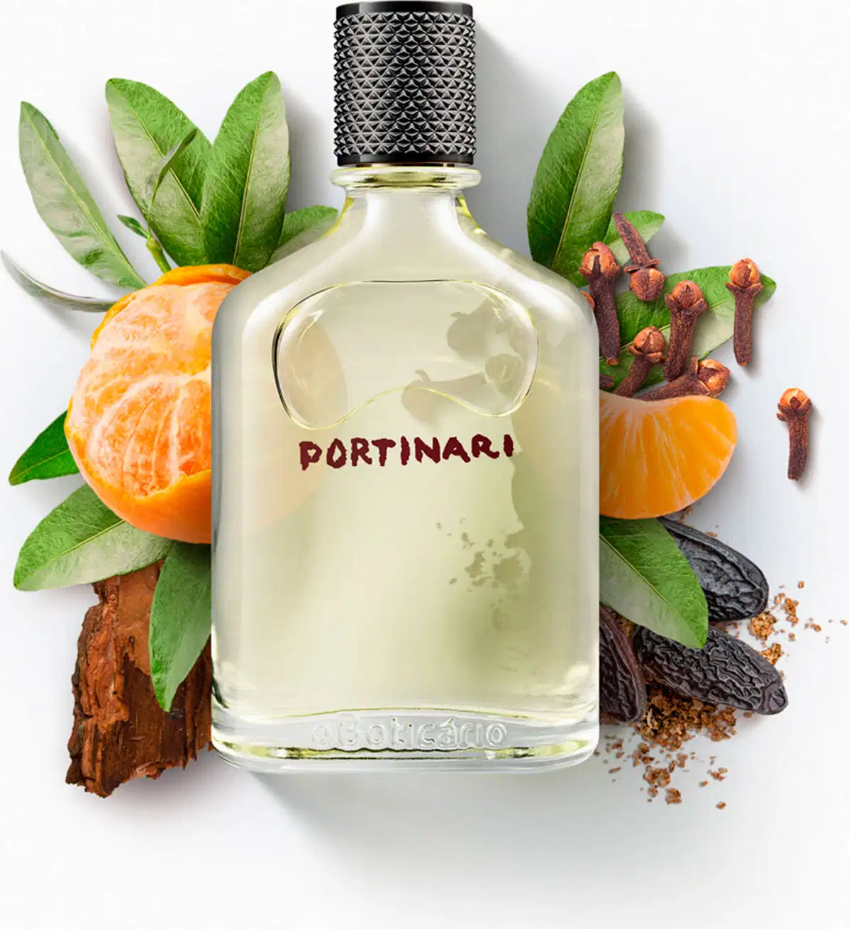 Frasco transparente com líquido bege, tampa preta e letras marrons de desodorante colônia Boticollection Portinari rodeado por folhas vedes, bergamota, raízes de madeira, cravo da índia e cumaru.