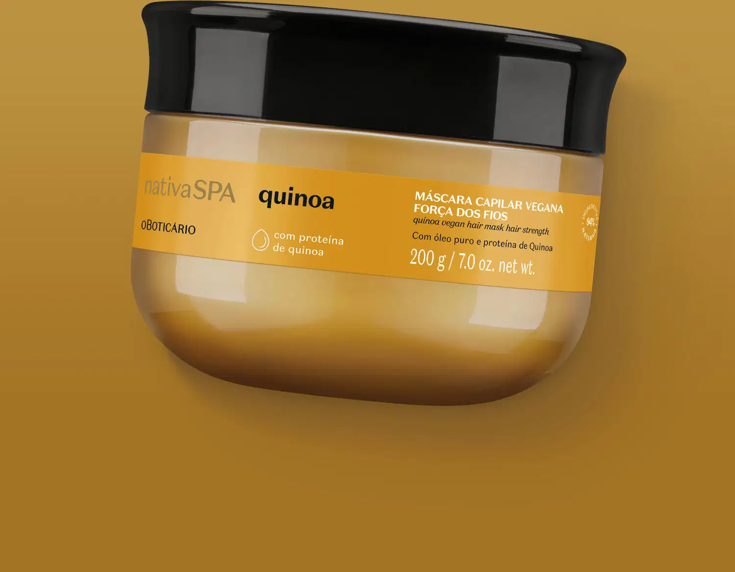 Pote amarelo com tampa preta e letras brancas e pretas contendo 200g de máscara capilar da marca Nativa SPA Quinoa e fundo bege escuro.