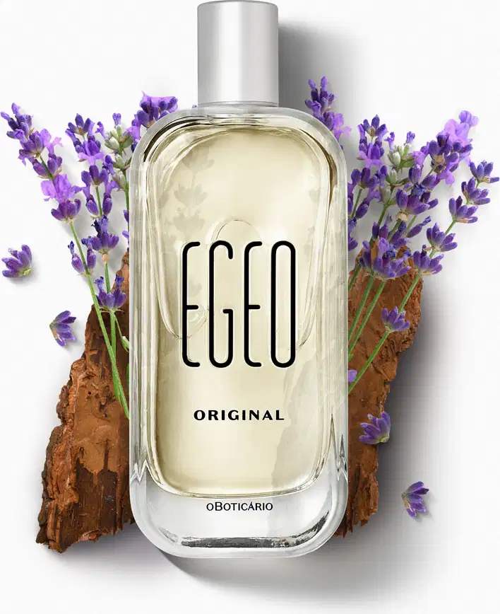 Vidro retangular com cantos arredondados, líquido bege claro, tampa prateada e letras azul-marinho em relevo de desodorante colônia Egeo Original posicionado sobre superfície com casca de cortiça e ramos de lavanda roxa ao redor, fundo branco.