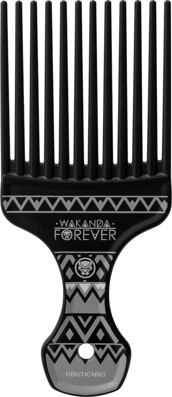 Pente garfo Wakanda Forever com cabo preto e detalhes em padrão geométrico cinza, marca e logo visíveis no centro do produto.