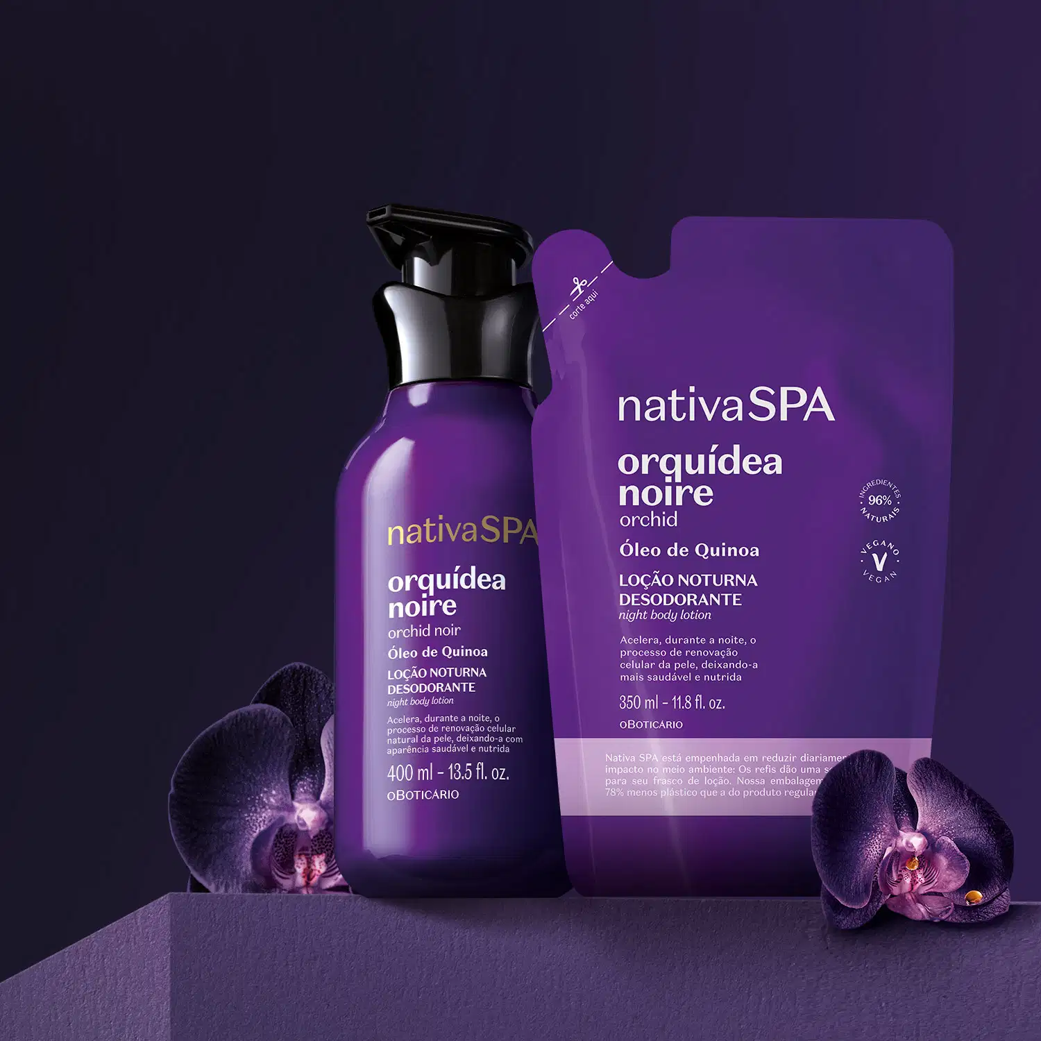 Refil de loção noturna corporal Nativa SPA Orquídea Noire em sachê na cor roxa com detalhe lilás e letras douradas e brancas e frasco original do produto em tom de roxo com bomba dosadora preta em fundo escuro com orquídeas roxa ao redor.