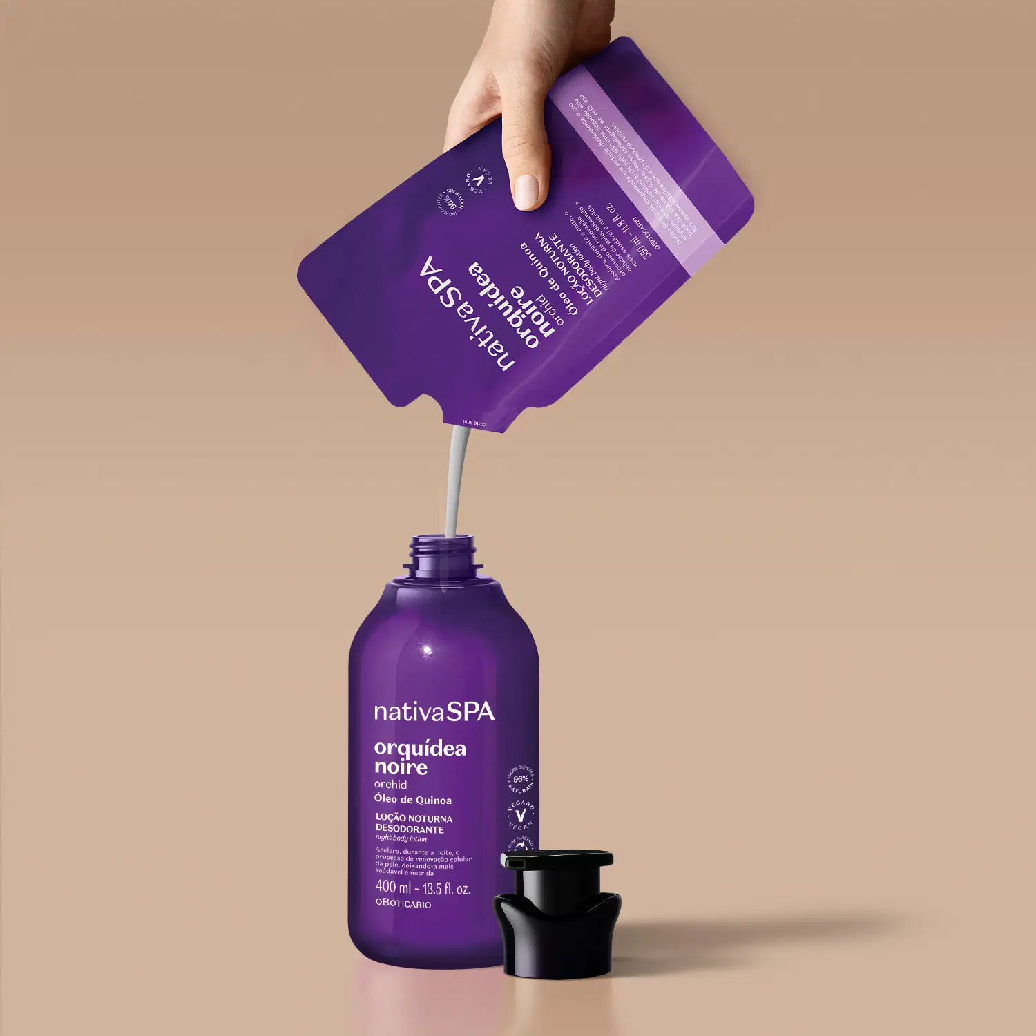 Refil de loção noturna corporal Nativa SPA Orquídea Noire em sachê na cor roxa com detalhe lilás e letras douradas e brancas despejando seu conteúdo em um frasco original do produto em tom de roxo com bomba dosadora preta. O fundo é lilás.