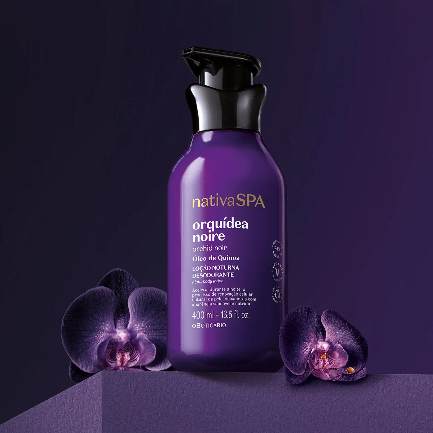 Frasco roxo com tampa dosadora preta e letras douradas e brancas de loção noturna corporal Nativa SPA Orquídea Noire está em fundo escuro com orquídeas roxas ao redor.