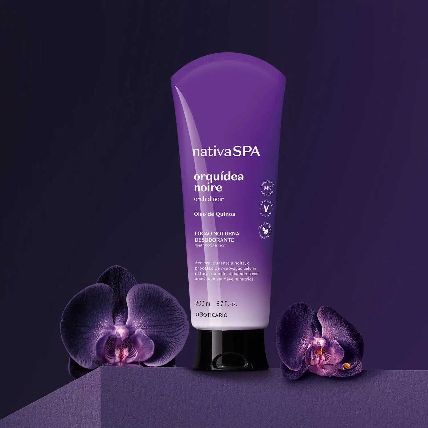 Bisnaga com degradê de roxo e branco, tampa preta e letras douradas e brancas contendo 200ml de loção noturna corporal Nativa SPA Orquídea Noire está em fundo escuro com orquídeas roxas ao redor.