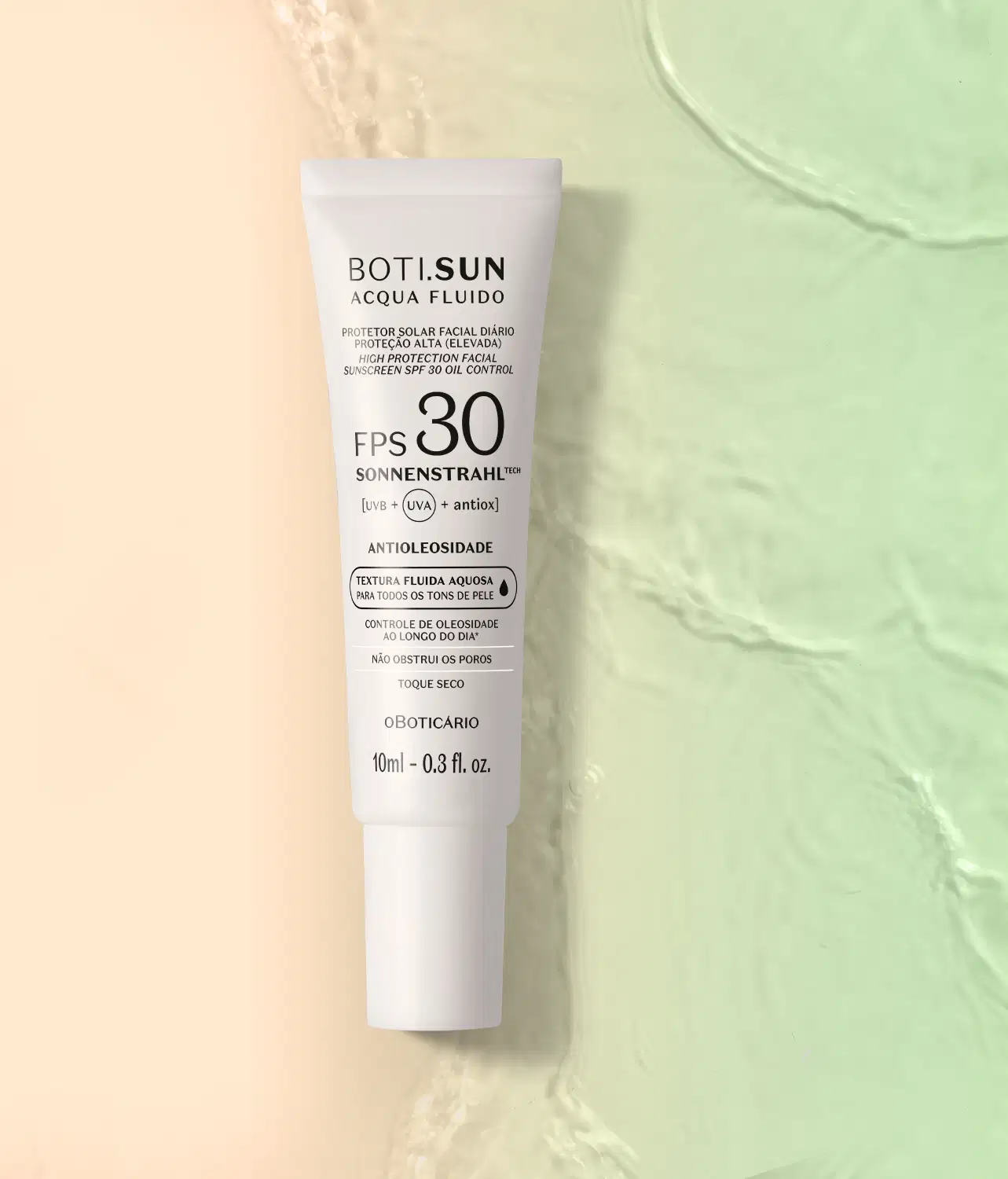 Bisnaga branca com letras pretas contendo 10ml de protetor solar facial FPS 30 Boti.Sun sobre fundo bege.