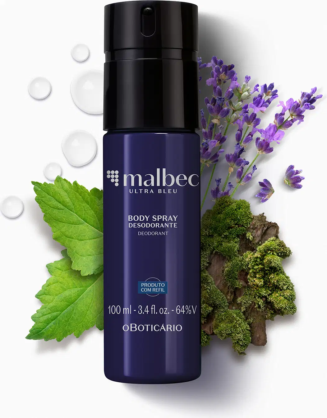 Frasco azul escuro com letras cinzas contendo 100ml de body spray Malbec Ultra Bleu, cercado por gotas de água, folhas verdes, flores roxas de lavanda e musgo em fundo branco.