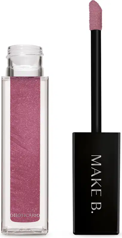 Gloss labial Rose Lover da marca Make B. em frasco retangular transparente com líquido rosa com partículas de glitter, aplicador com ponta arredondada e tampa preta com logo da marca.