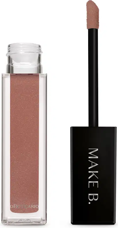 Gloss labial Marrom Claro Soft Silk da marca Make B. em frasco retangular transparente com líquido bege rosado, aplicador com ponta arredondada e tampa preta com logo da marca.