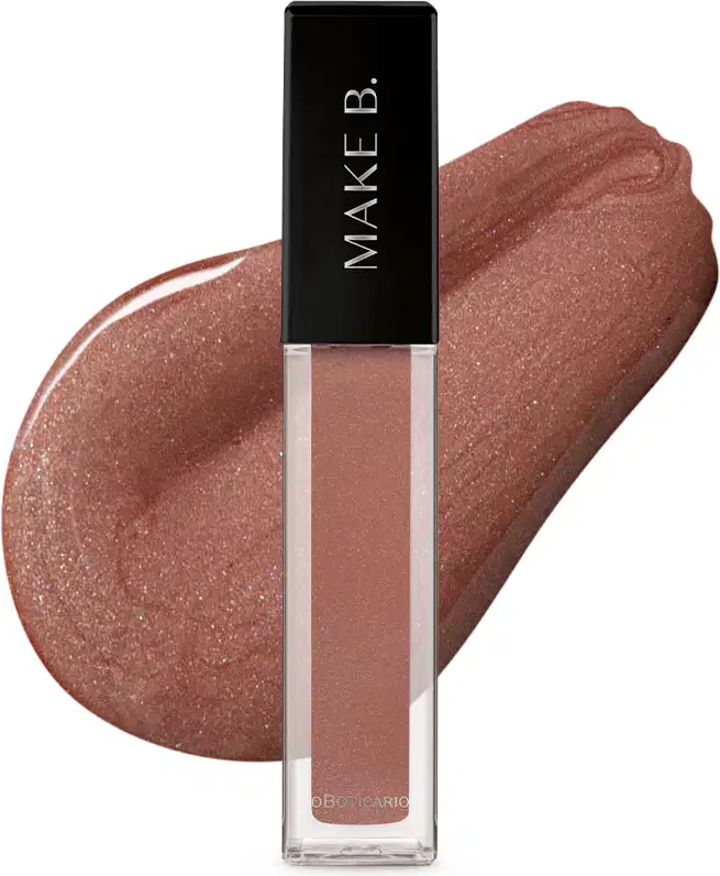 Gloss labial Marrom Claro Soft Silk da marca Make B. em frasco retangular transparente com líquido bege rosado e tampa preta com logo da marca, exibido sobre superfície branca com aplicação do produto ao fundo mostrando textura e acabamento.