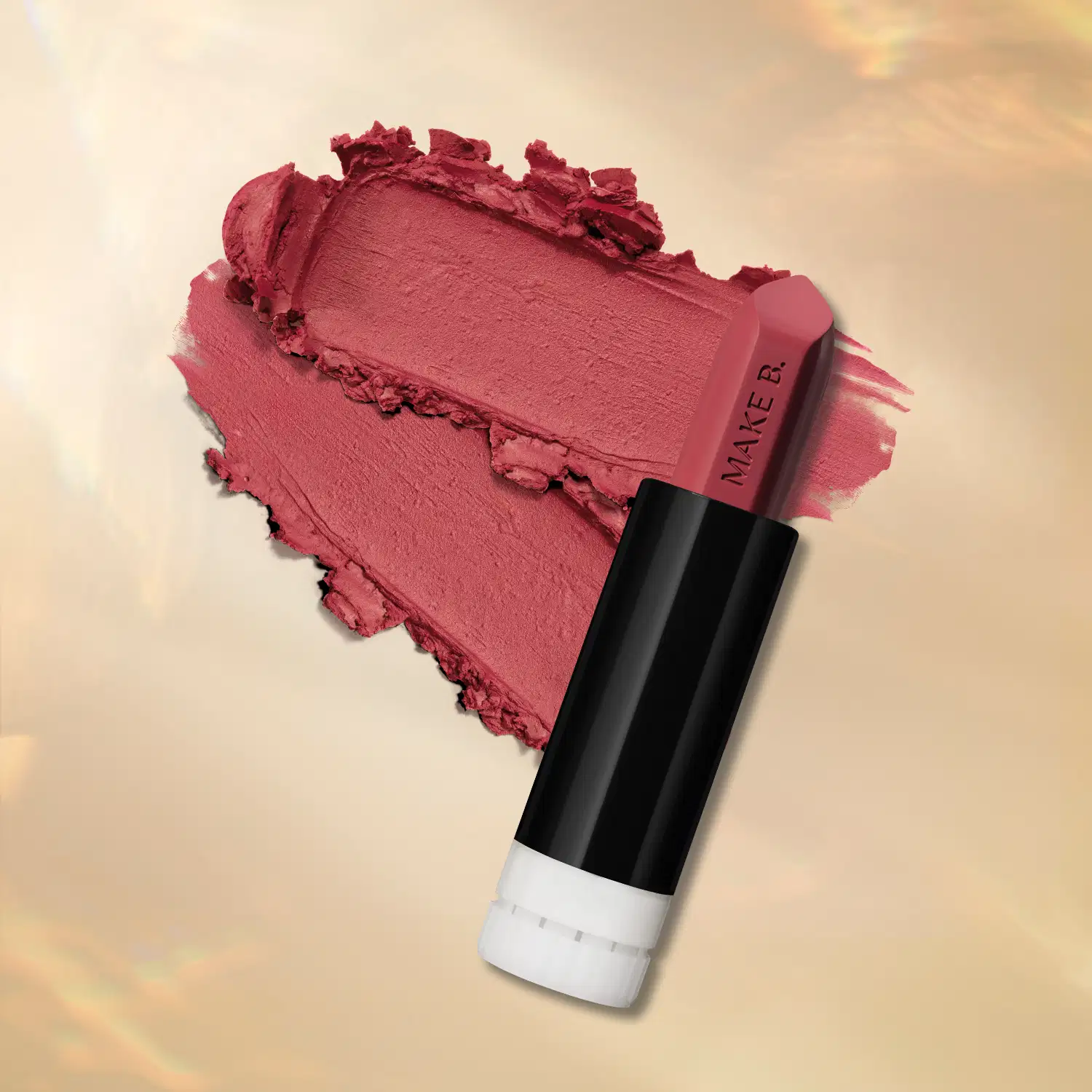 Refil do batom mate Rosa Rose Fabulous Make B com embalagem preta e branca sobre fundo bege claro, exibindo mancha de cor rosa intenso e textura cremosa ao lado do produto.