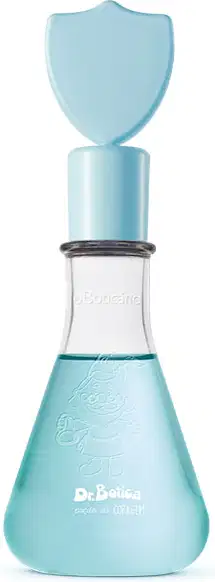 Frasco transparente em formato de vidro laboratorial com líquido azul claro, tampa com escudo no topo da mesma tonalidade, contendo 120ml de colônia infantil Poção da Coragem da marca Dr. Botica.