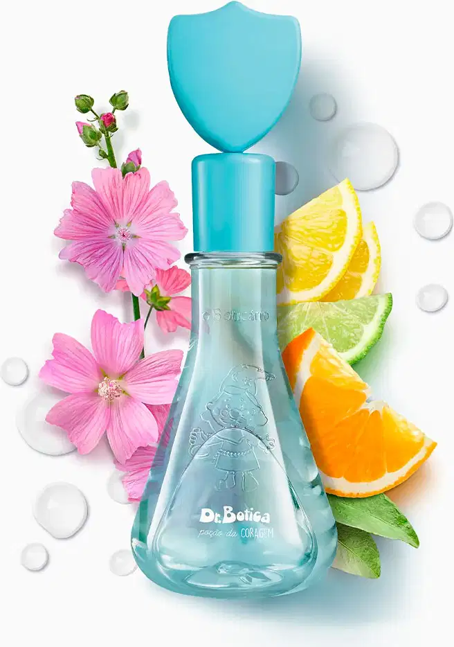 Frasco transparente com líquido azul claro, tampa com escudo no topo da mesma tonalidade, de colônia infantil Poção da Coragem da marca Dr. Botica., circundado por flores rosa, fatias de limão, laranja e lima, bolhas translúcidas e fundo branco.