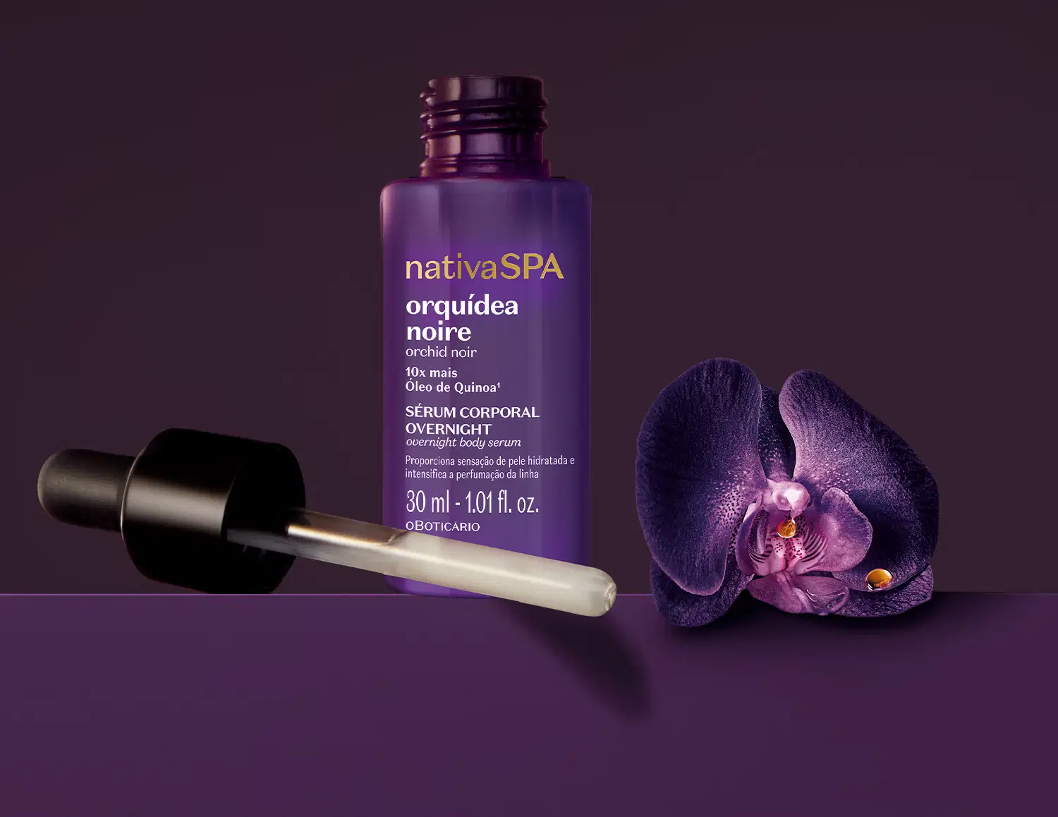 Frasco roxo com conta-gotas preto e letras douradas e brancas de sérum corporal overnight da marca Nativa SPA Orquídea Noire em fundo escuro com orquídea roxa ao redor.