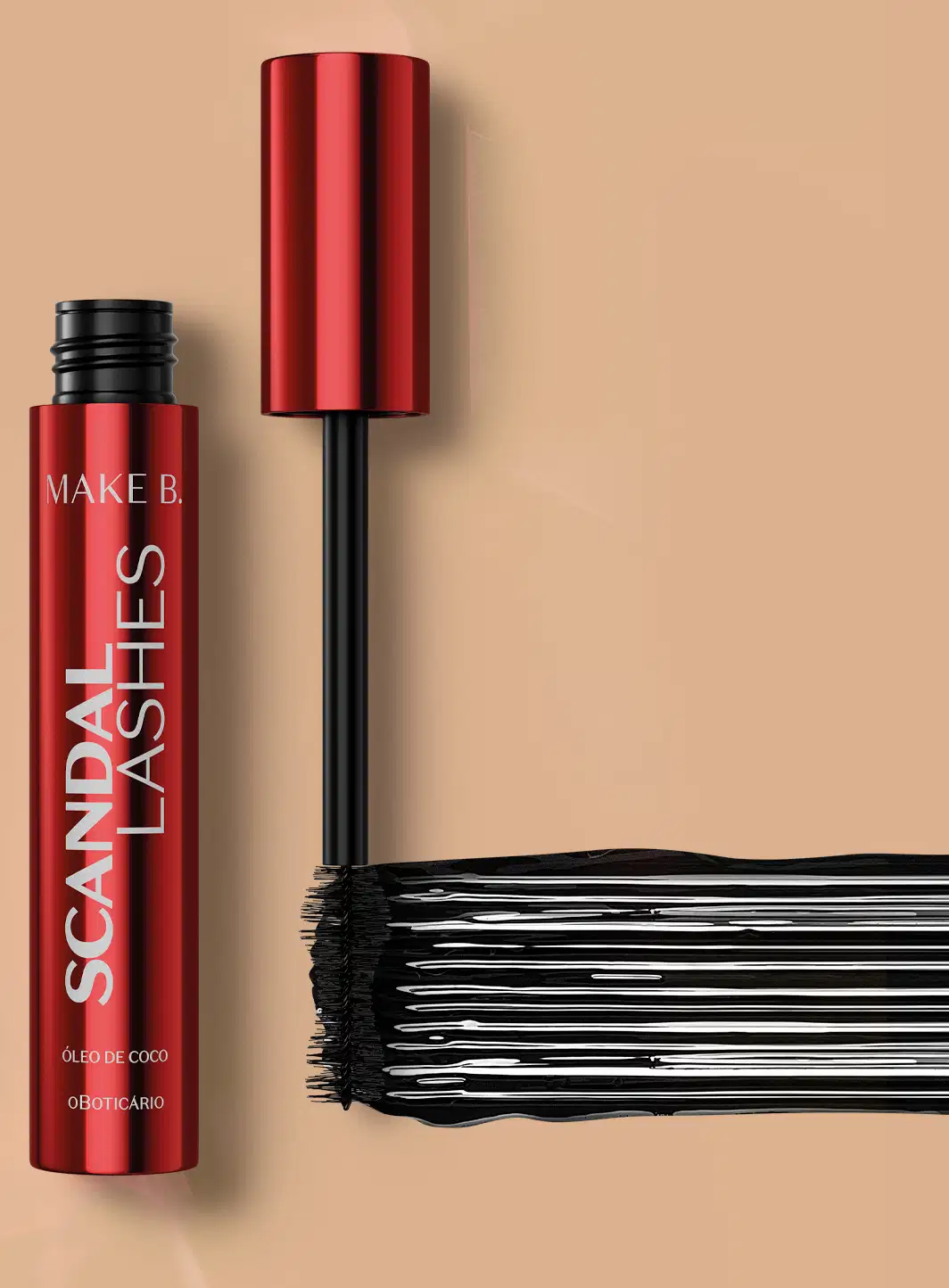 Tubo vermelho metalizado com tampa na mesma cor, letras azuis, haste e escova aplicadora pretas, contendo 10g de máscara de cílios Make B. Scandal Lashes. Há um rastro do produto mostrando a cor e a intensidade.