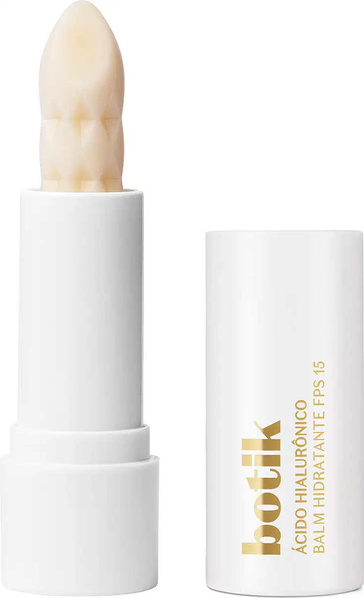 Balm labial hidratante com FPS 15 de cor bege claro em tubo branco com letras douradas da marca Botik Ácido Hialurônico.