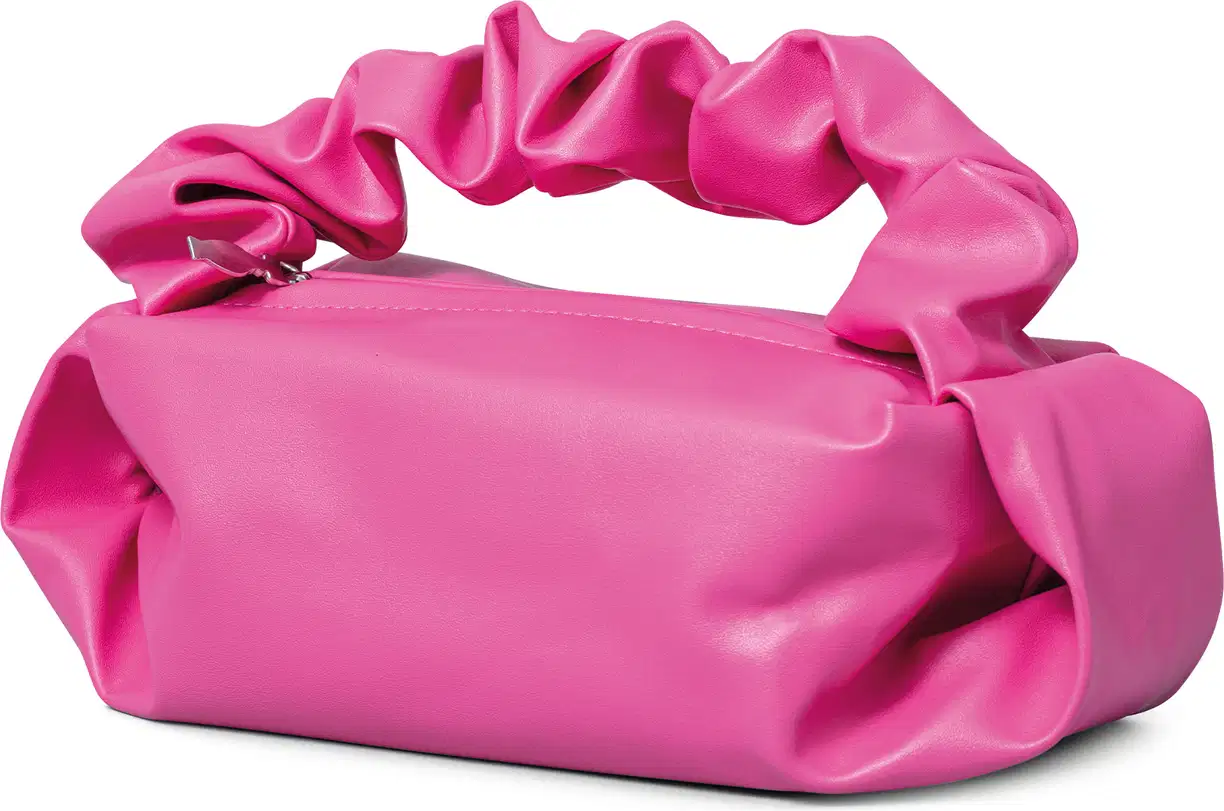 Bolsa tipo nécessaire na cor rosa, com zíper na parte superior e alça de transporta franzida.