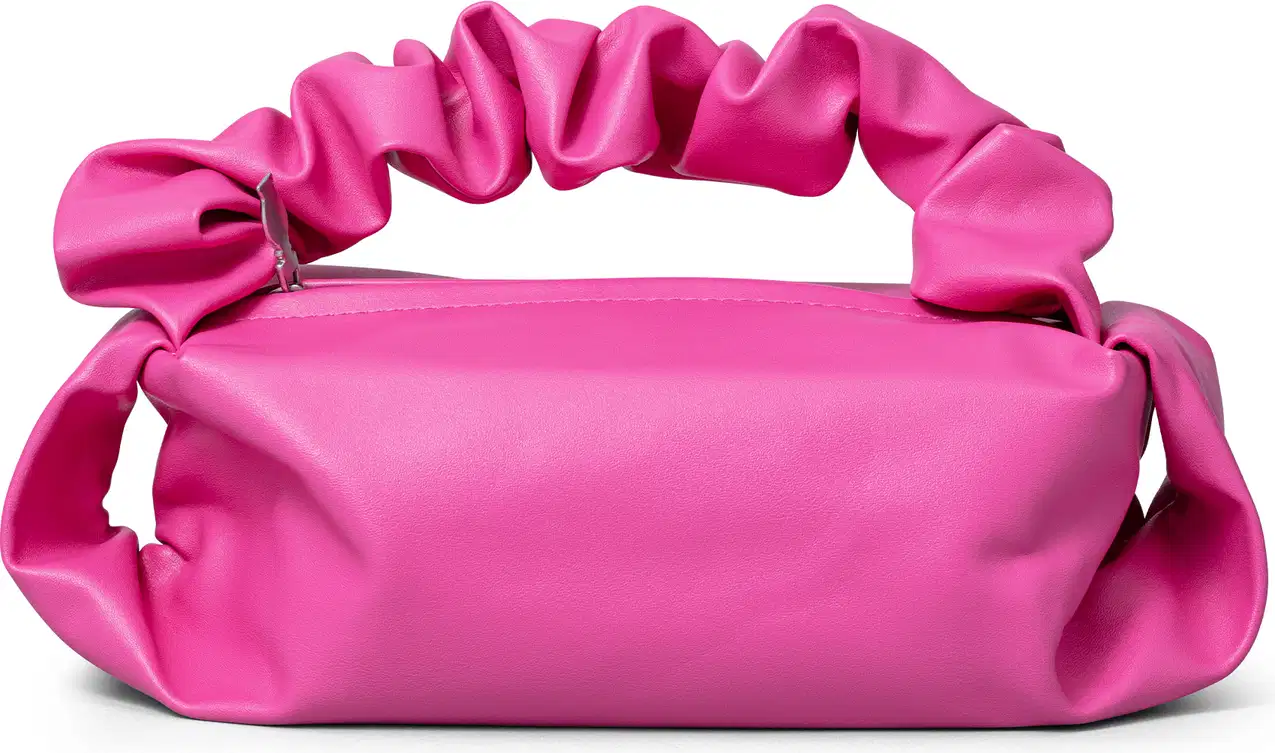 Bolsa tipo nécessaire na cor rosa, com zíper na parte superior e alça de transporta franzida.