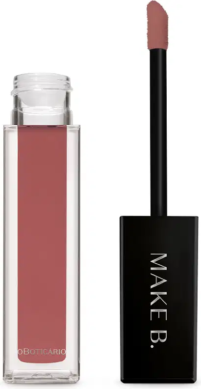 Gloss labial Rosa New Rose da marca Make B. em frasco retangular transparente com líquido rosa-acinzentado, aplicador com ponta arredondada e tampa preta com logo da marca.