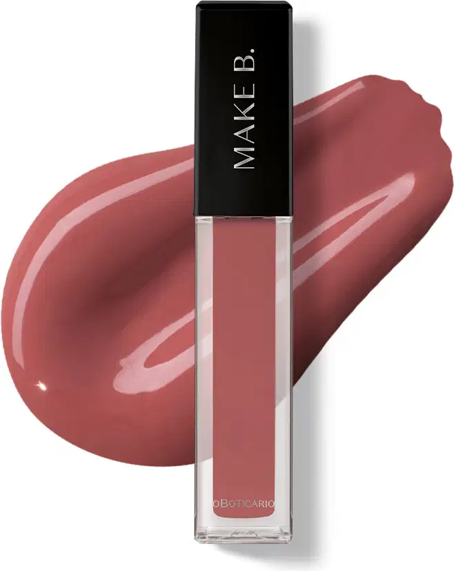 Gloss labial Rosa New Rose da marca Make B. em frasco retangular transparente com líquido rosa-acinzentado e tampa preta com logo da marca, exibido sobre superfície branca com aplicação do produto ao fundo mostrando textura e acabamento.