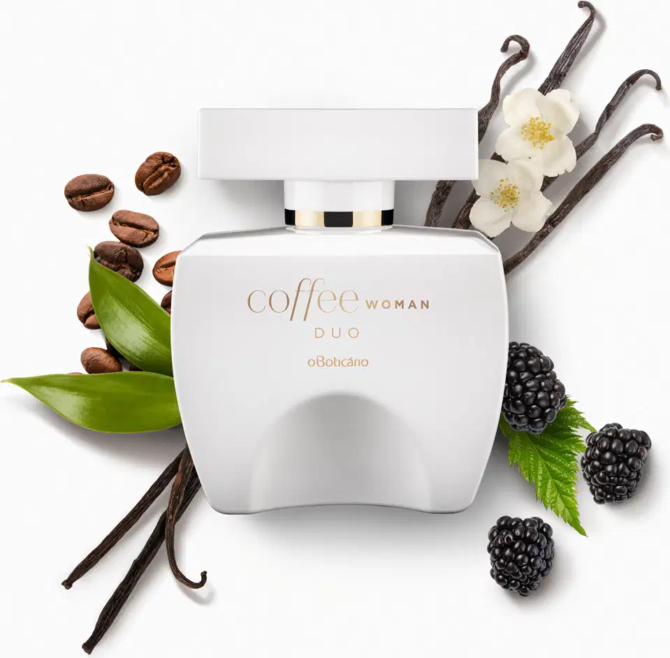 Vidro branco em formato quadrado com tampa da mesma cor em formato retangular, detalhes e letras douradas, de desodorante colônia Coffee Woman Duo cercado por grãos de café, folhas verdes, vagens de baunilha, flores brancas e amoras.