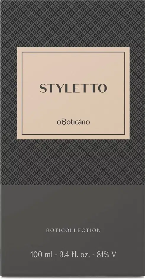 Caixa preta com textura geométrica contendo o rótulo "STYLETTO" da marca O Boticário. A embalagem possui uma moldura bege e indica que o produto é da coleção Boticollection.