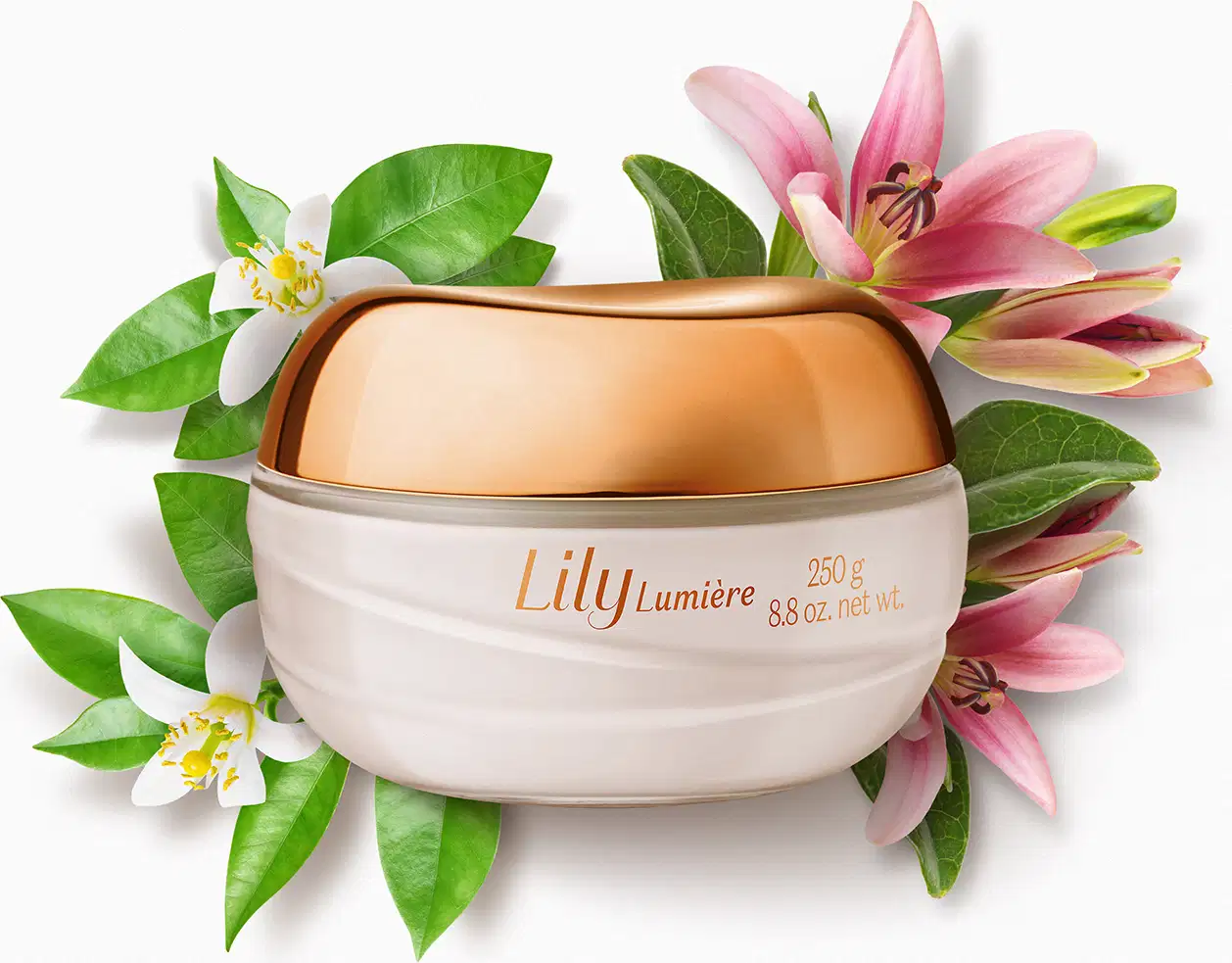 Pote de vidro com creme branco, tampa e letras douradas, contendo 250g de creme acetinado hidratante corporal da marca Lily Lumière, cercado por flores de lírio rosa e brancas com folhas verdes em fundo branco.
