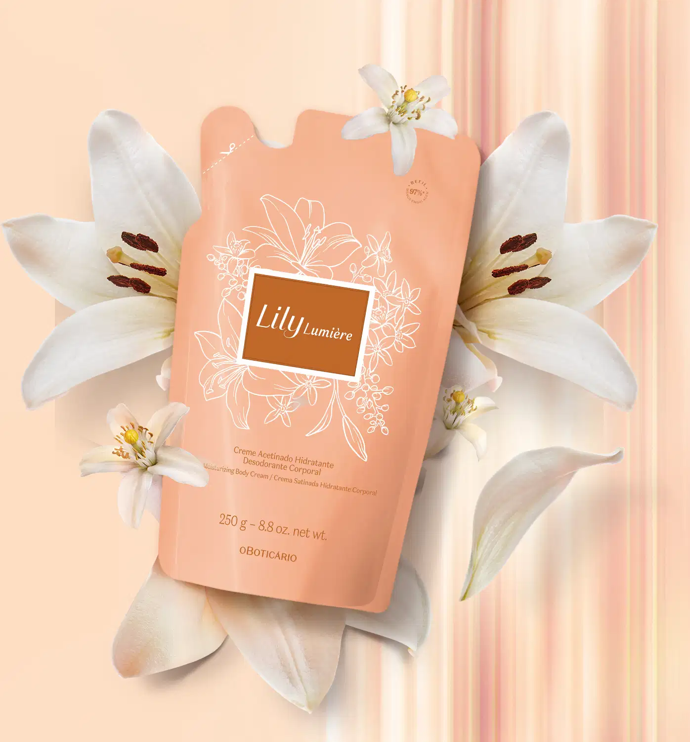 Refil de creme acetinado hidratante corporal da marca Lily Lumière em sachê de 250g na cor rosa com rótulo bege escuro, detalhes e letras douradas, sobre fundo bege com cortinas rosa.
