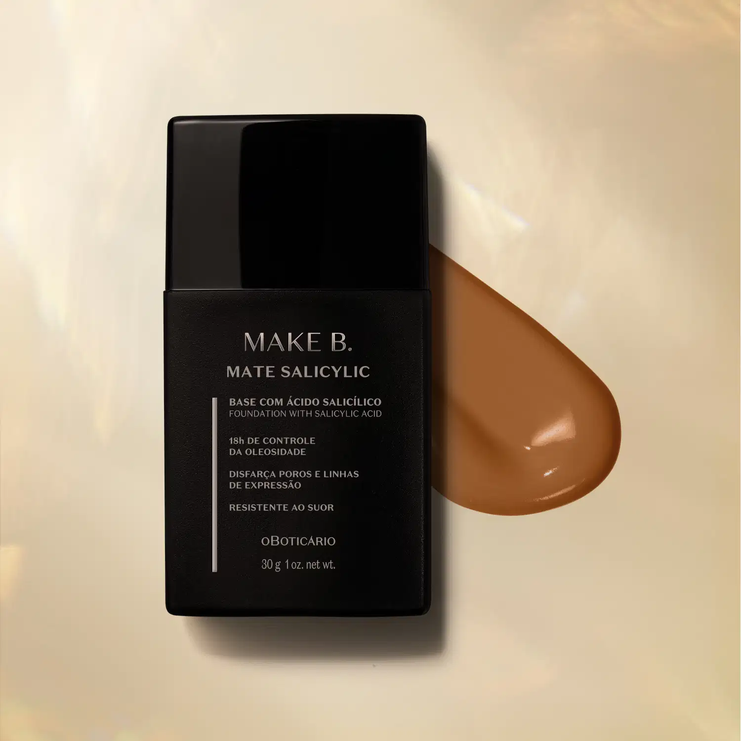 Frasco preto com letras cinzas de base líquida na cor 280 da marca Make B. Mate Salicylic sobre superfície bege com gota de produto marrom ao lado, mostrando textura e tonalidade.