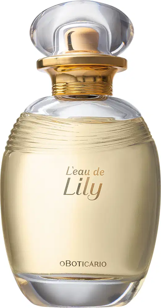 Frasco de vidro transparente com detalhes dourados. O frasco tem formato arredondado com tampa transparente. O líquido dentro é amarelo claro. O rótulo na parte frontal do frasco exibe o texto "L'eau de Lily".