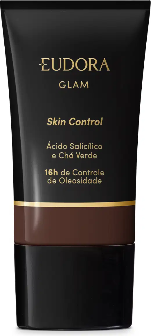 Embalagem plástica preta com detalhes em preto e dourado. Rótulo indica que é um Skin Control com ácido salicílico e chá verde, proporcionando 16 horas de controle da oleosidade. A cor da base é tom marrom escuro.